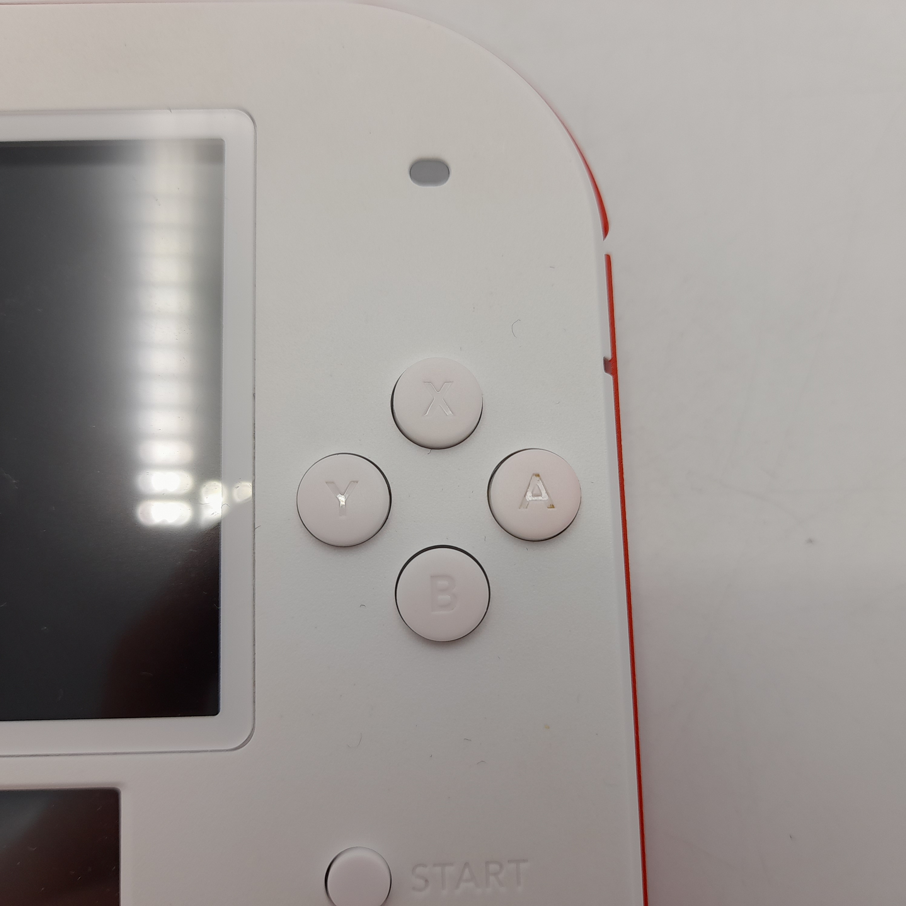 Foto van Nintendo 2DS Wit & Rood met 2 Voorgeïnstalleerde Games - Zeer Mooi
